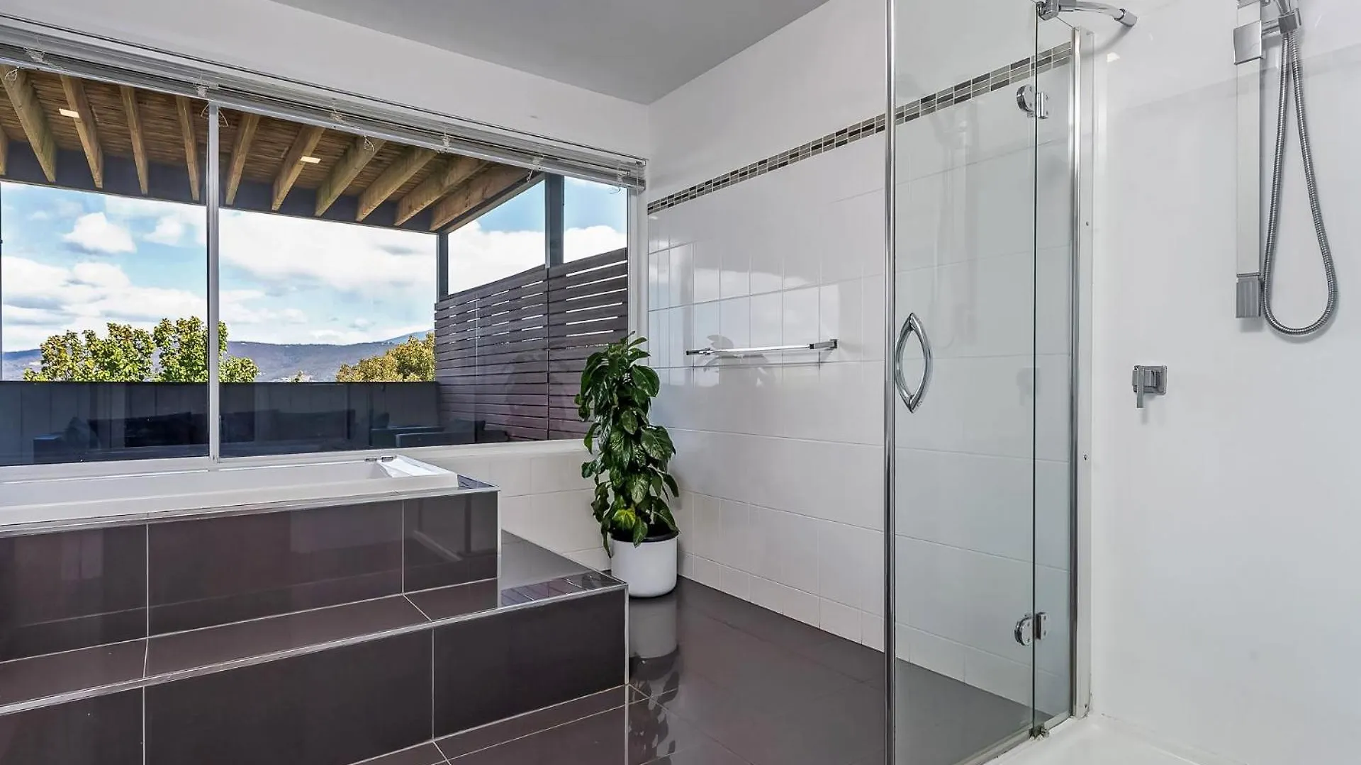 Oceana Escape Panoramic Views Luxury And Space Hobart