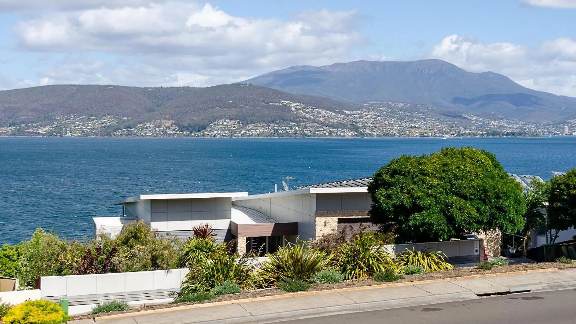 Oceana Escape Panoramic Views Luxury And Space Hobart